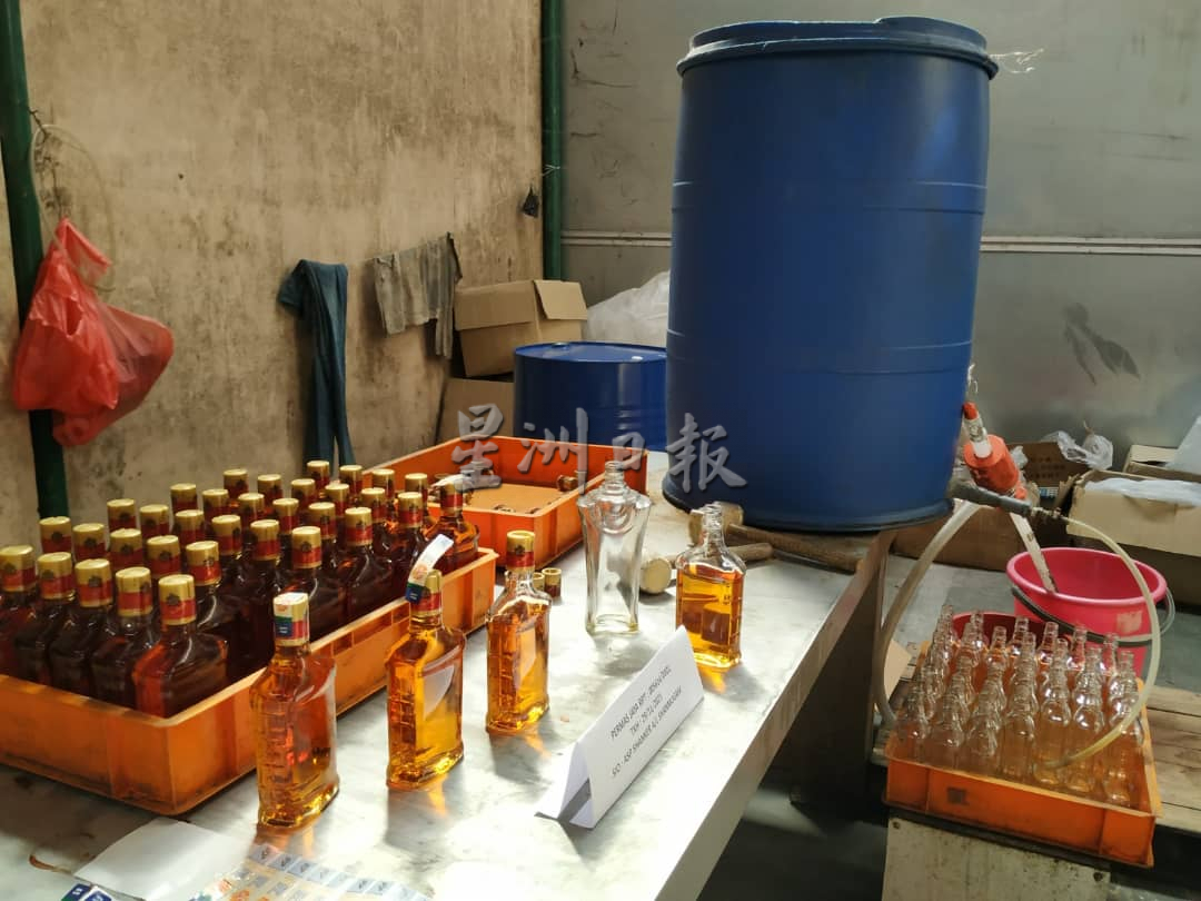 柔：假酒制造厂营业半年，警方捕一男，充公总值374万令吉假酒