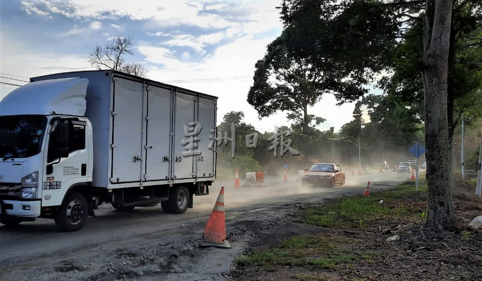 柔:实廊修路肇塞车 居民闻“尘”色变