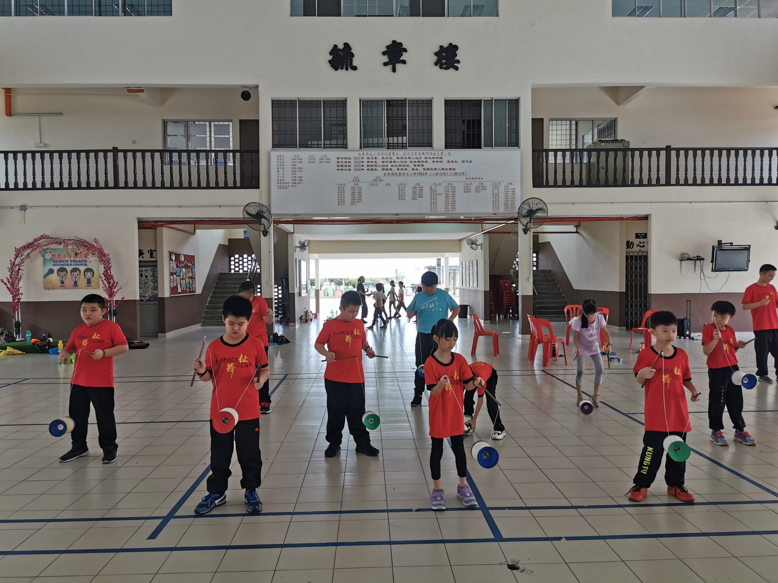 柔:封底:今日面谱(见报日:11月25日):拥法律学位暂不投入职场 潘雯倩把扯铃指导看为更重要的事
