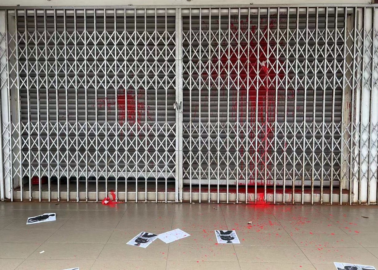 柔：年轻美发师吉隆坡甫开新店，新山理发店却遭人泼红漆，声称无债务的他，怀疑事件与生意纠纷有关