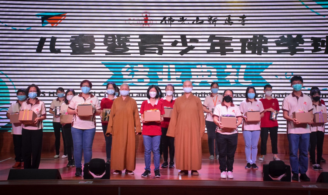 柔：文告：新马寺佛学班结业礼，500人线上线下参与