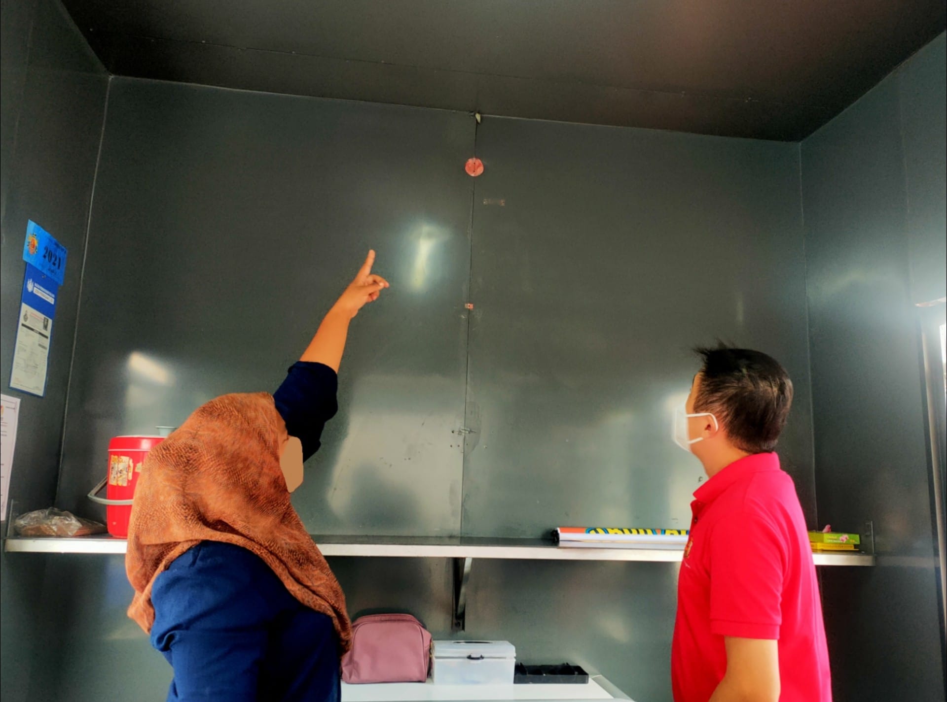 柔:新闻:逾44万打造,月初才开幕 火车厢商业区摊位漏水