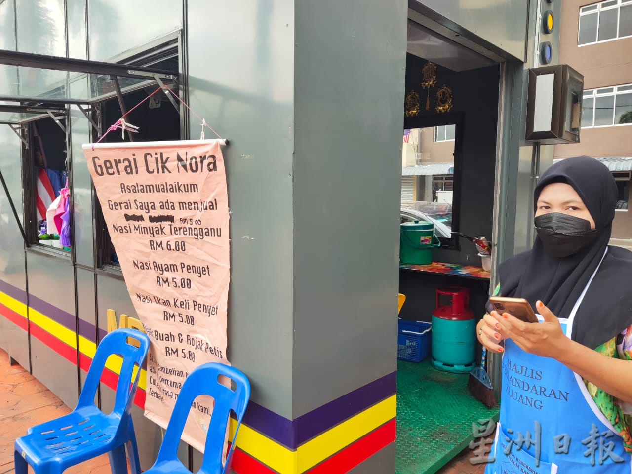 柔:新闻:逾44万打造,月初才开幕 火车厢商业区摊位漏水