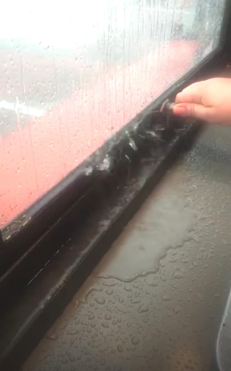 柔:新闻:逾44万打造,月初才开幕 火车厢商业区摊位漏水