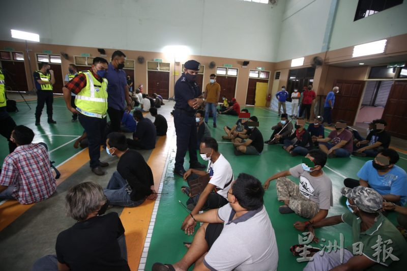 柔:最新版三头条:新闻:柔警“人民组屋特别毒巢行动1.0”,捕46男女包括一对夫妻