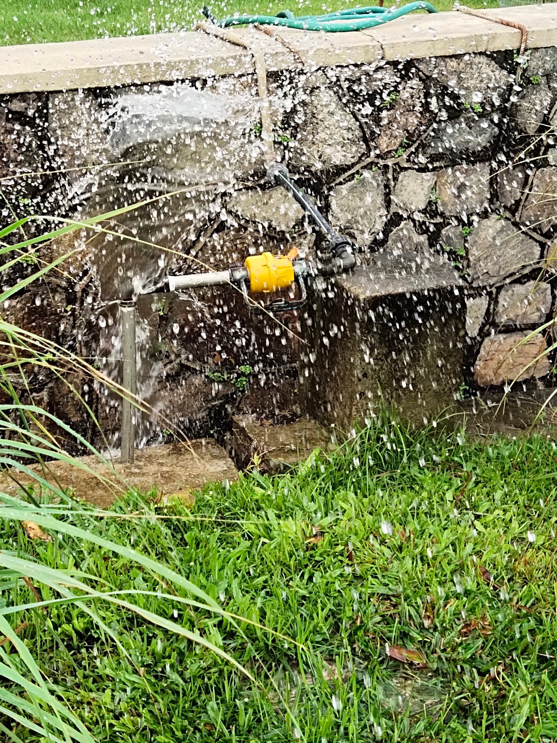 柔：民生特工队：沟渠坍塌亟需维修  市议员：疫情耽搁如今将按部就班维修</p>
<p>