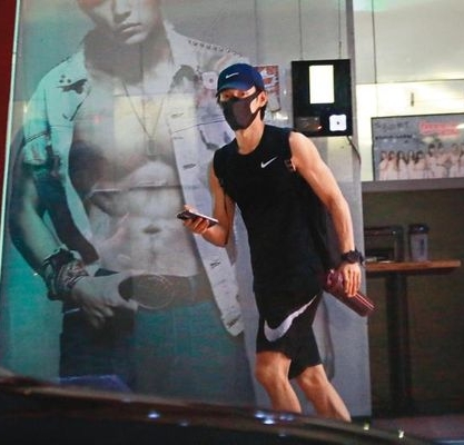 欧阳妮妮才手滑爆床照 张书豪被爆占用身障车位