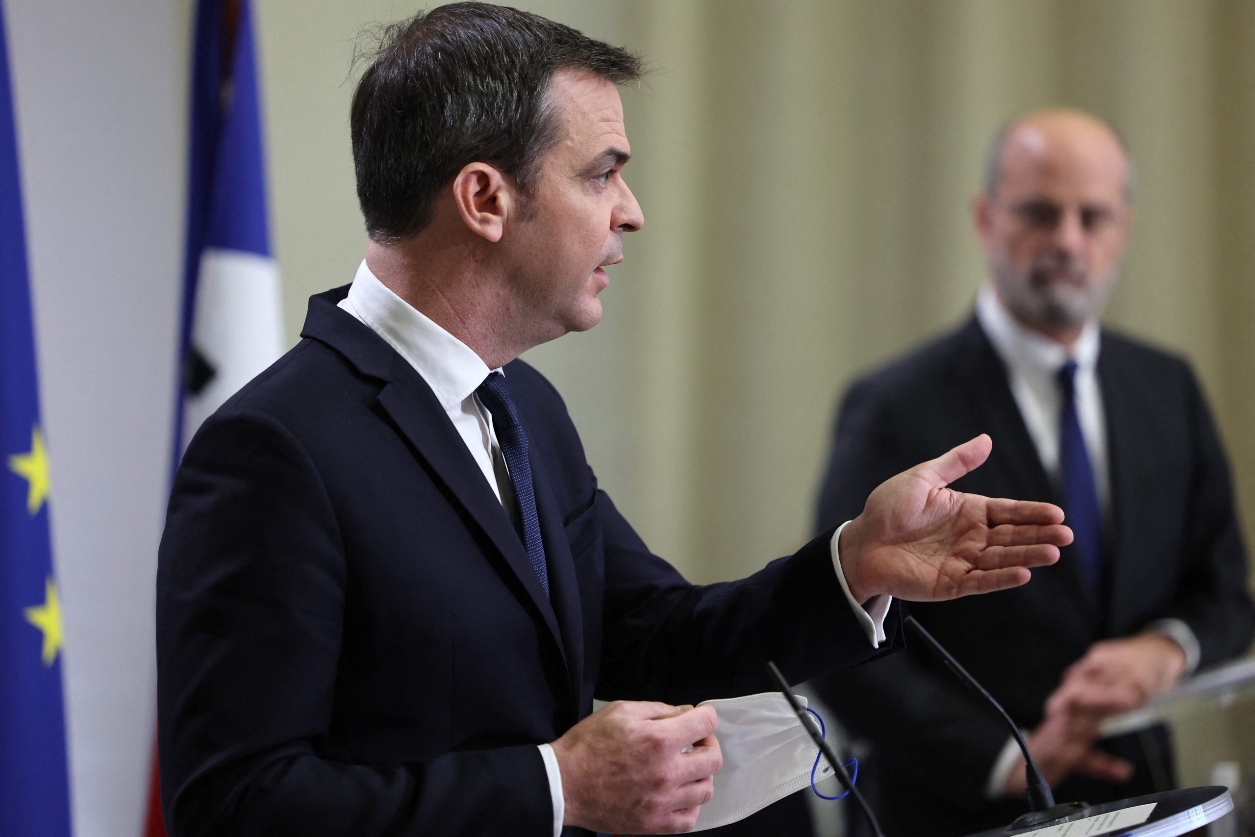 法国抗疫不封城 改接种疫苗加强针及戴口罩