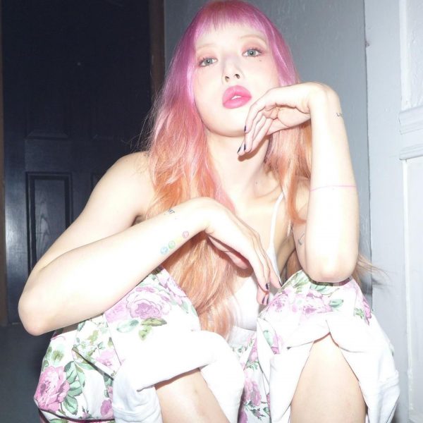 泫雅舌头刺青？  粉丝惊呼“吓死了！”