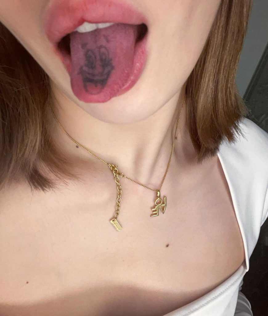 泫雅舌头刺青？  粉丝惊呼“吓死了！”