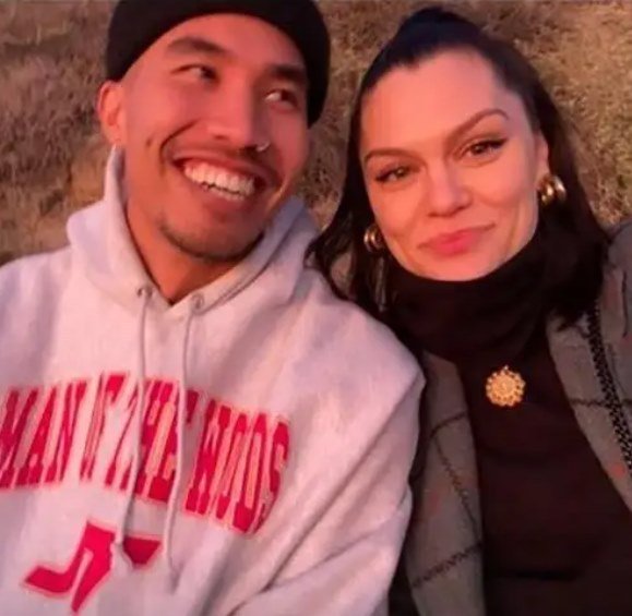 洁西J晒验孕棒悲诉流产 今晚如常登台演出