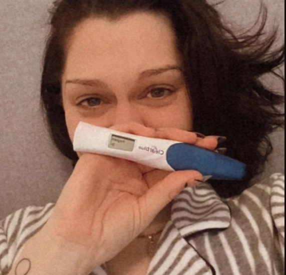 洁西J晒验孕棒悲诉流产 今晚如常登台演出