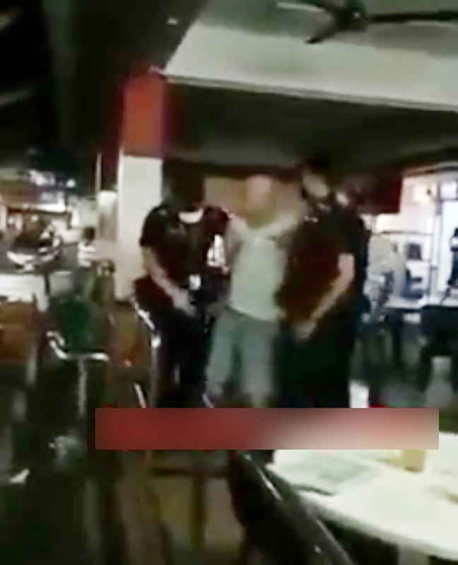 深夜喝酒大闹咖啡店　火爆叔袭警呛“吃屎”遭制伏