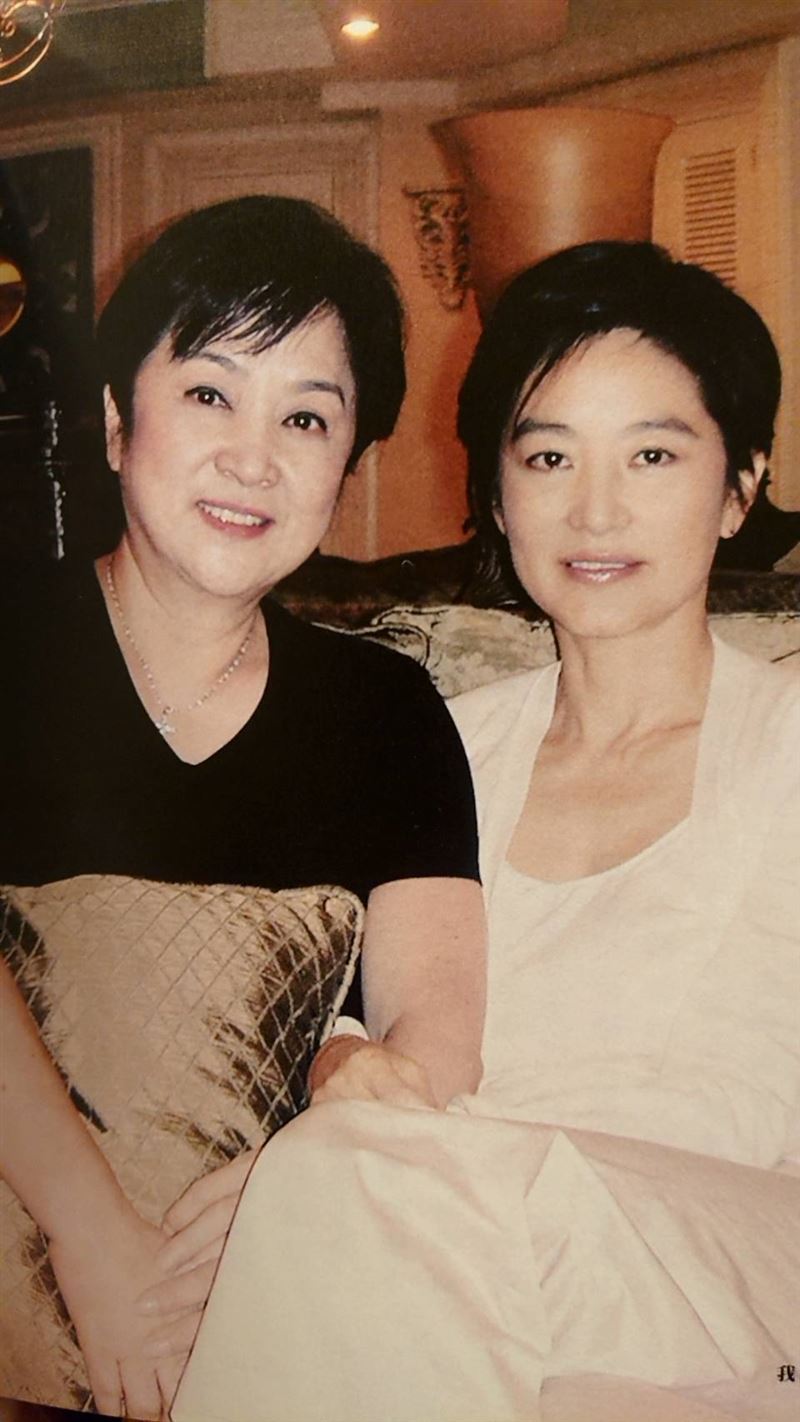 爆闺蜜私下另一面 林青霞心疼甄珍剥虾给刘家昌吃