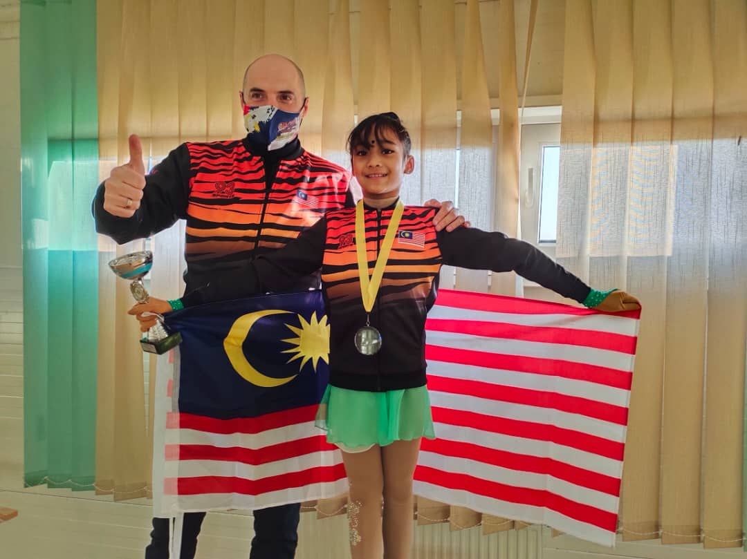 爱沙尼亚纳尔瓦杯滑冰赛 马小将斯丽夺女童自由式亚军