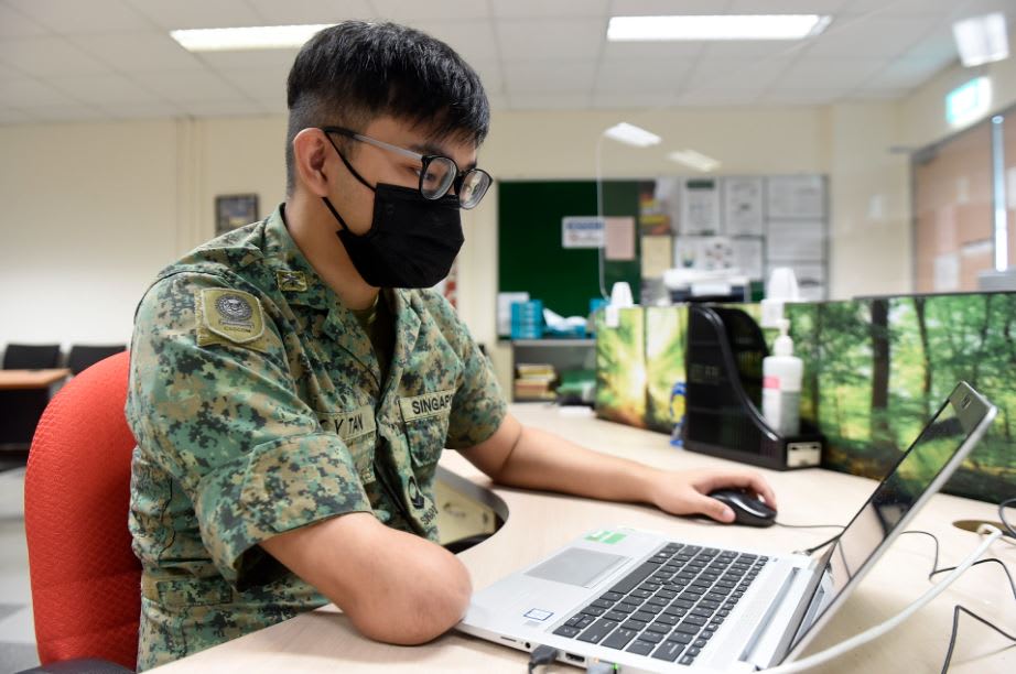 狮城男三岁时因感染而截肢 完成国民服役还获颁奖项