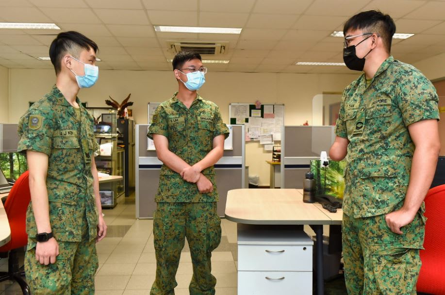 狮城男三岁时因感染而截肢 完成国民服役还获颁奖项