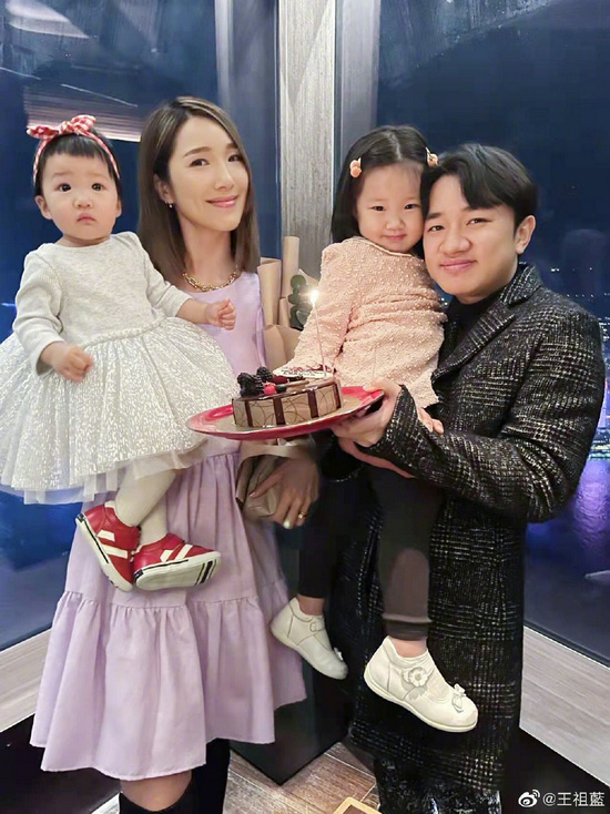 王祖蓝直播带货创3千万纪录 晒全家福为老婆庆生