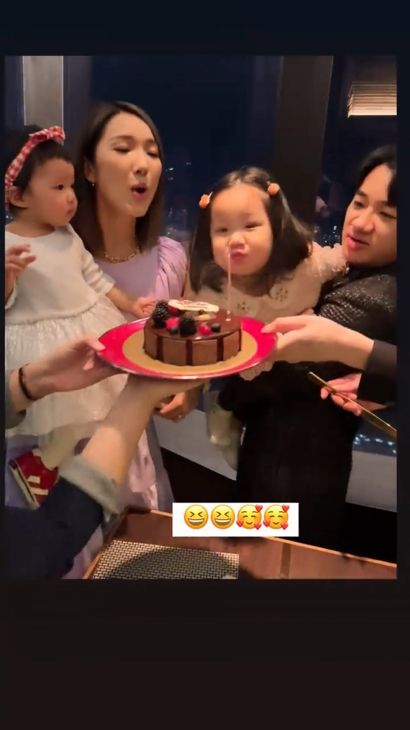 王祖蓝直播带货创3千万纪录 晒全家福为老婆庆生