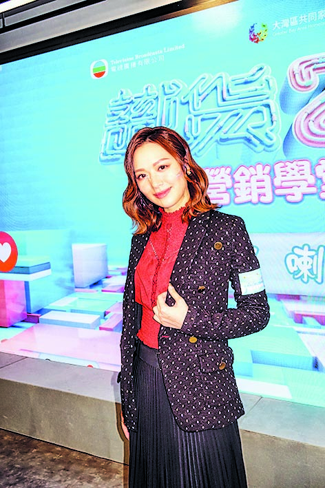 王祖蓝直播带货创3千万纪录 晒全家福为老婆庆生