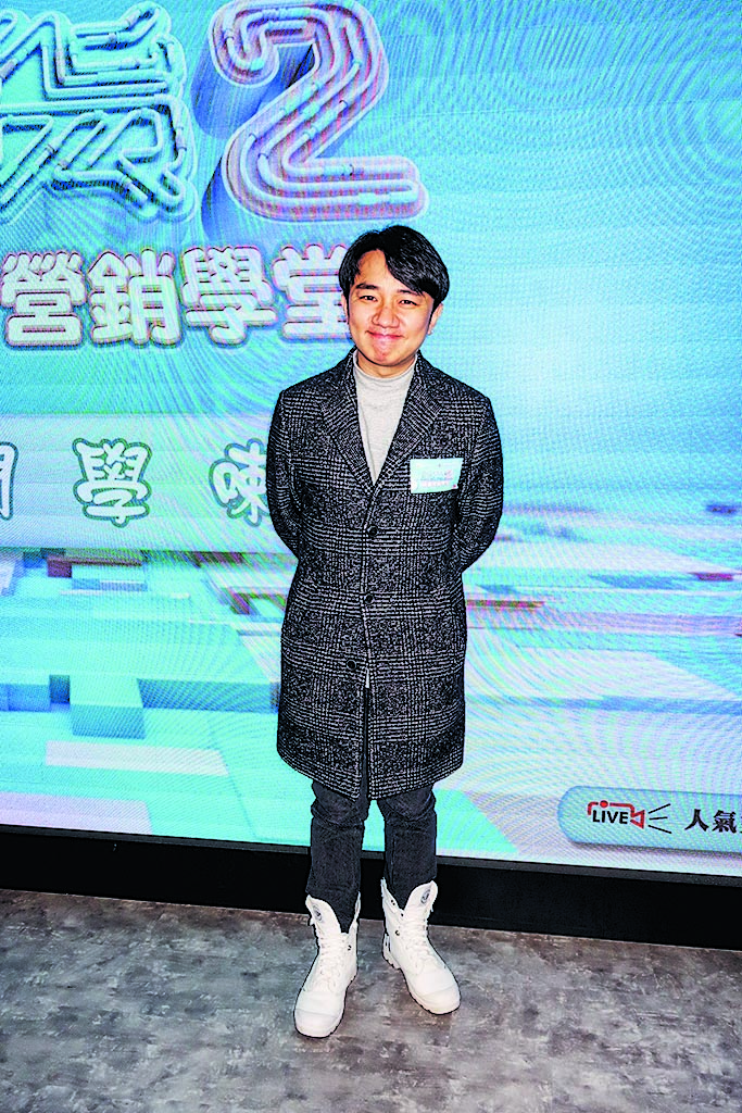 王祖蓝直播带货创3千万纪录 晒全家福为老婆庆生