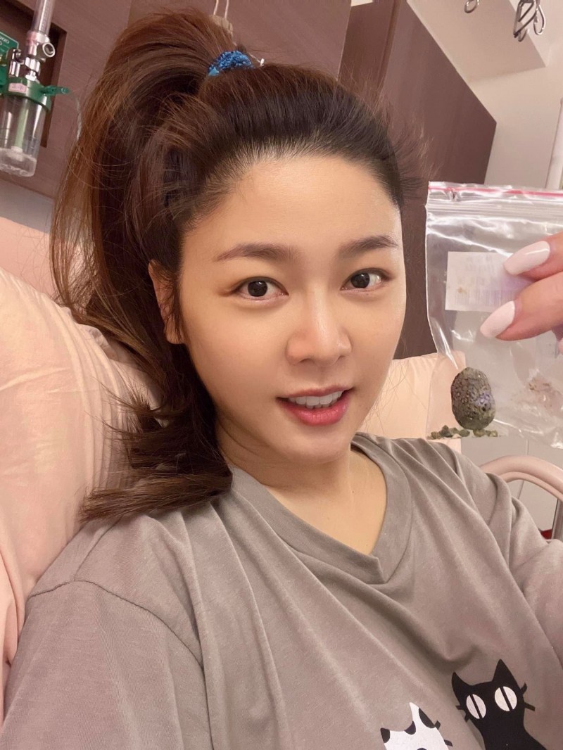 白家绮惊传住院动手术 PO胆结石报平安	