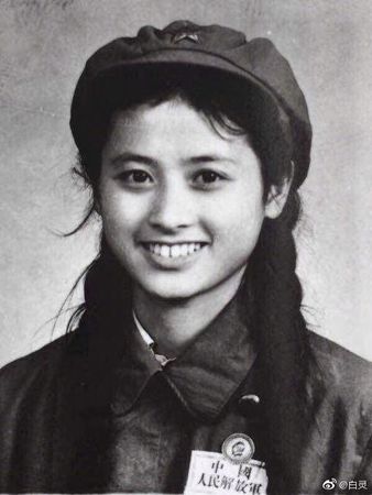 白灵晒妈妈绝美照  全网惊艳：遗传好基