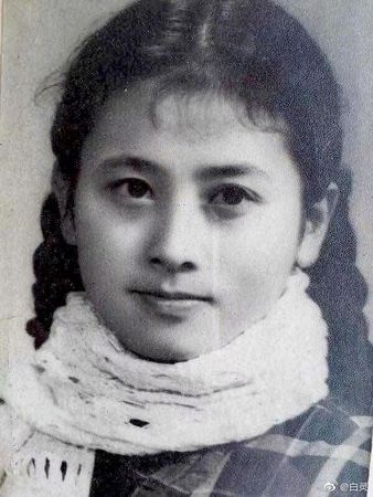 白灵晒妈妈绝美照  全网惊艳：遗传好基