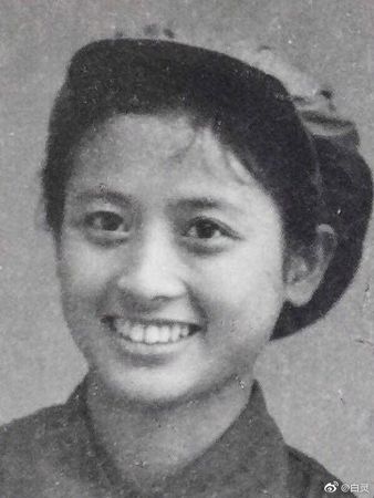 白灵晒妈妈绝美照  全网惊艳：遗传好基