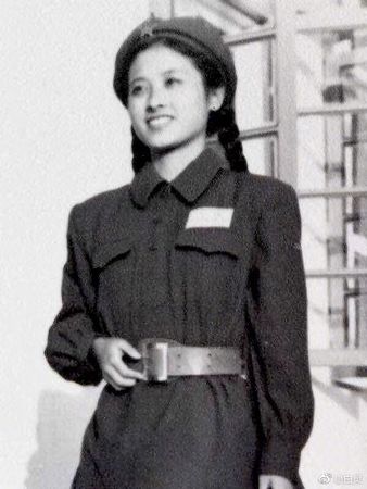 白灵晒妈妈绝美照  全网惊艳：遗传好基