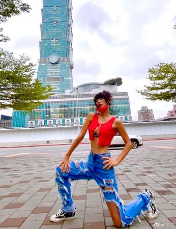 白灵晒妈妈绝美照  全网惊艳：遗传好基