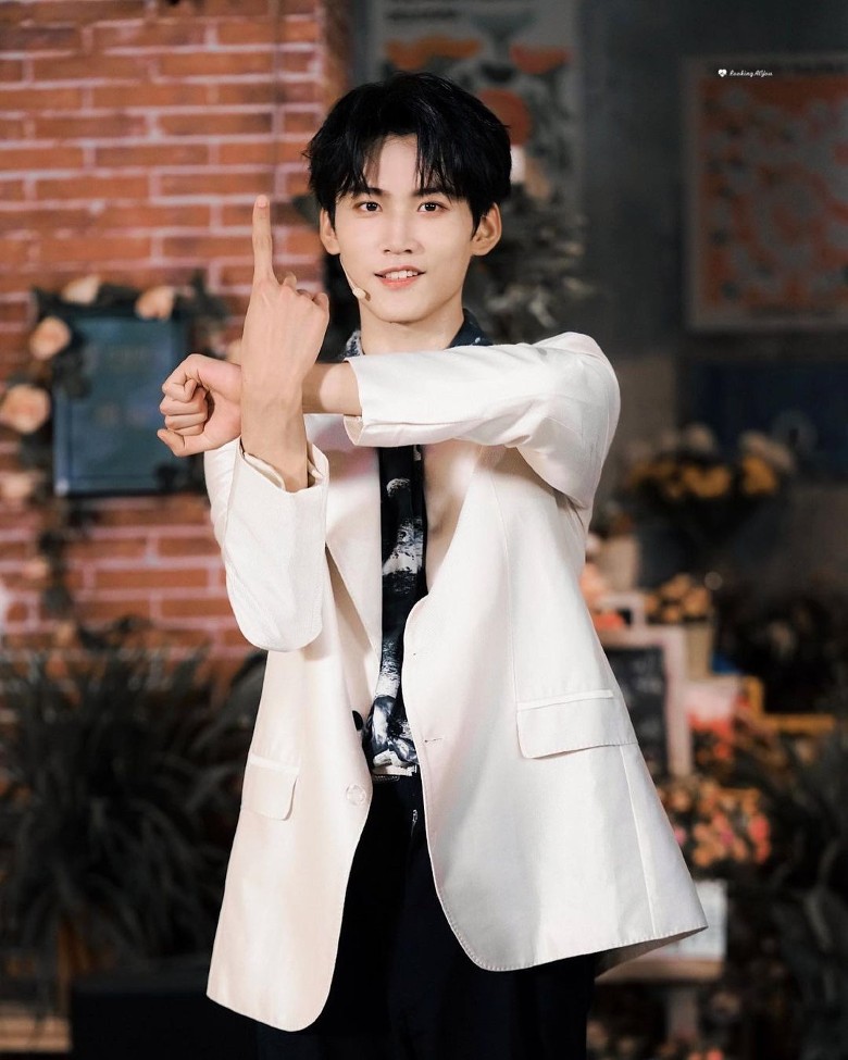 相差16岁！ 杨幂爆恋19岁周柯宇