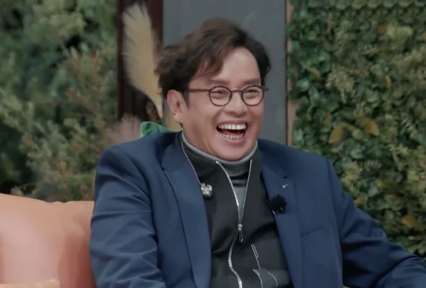 睡粉风波后首现身 谭咏麟与美女聚餐豪饮