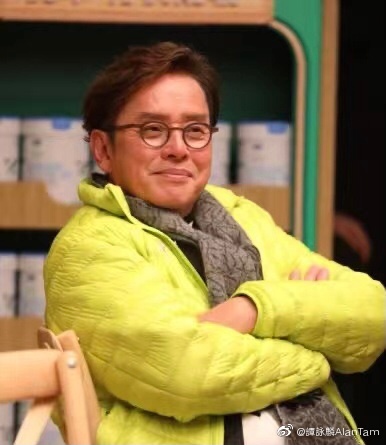 睡粉风波后首现身 谭咏麟与美女聚餐豪饮