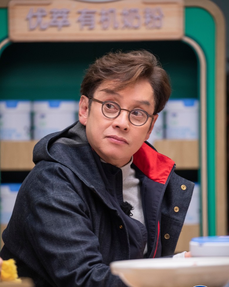 睡粉风波后首现身 谭咏麟与美女聚餐豪饮