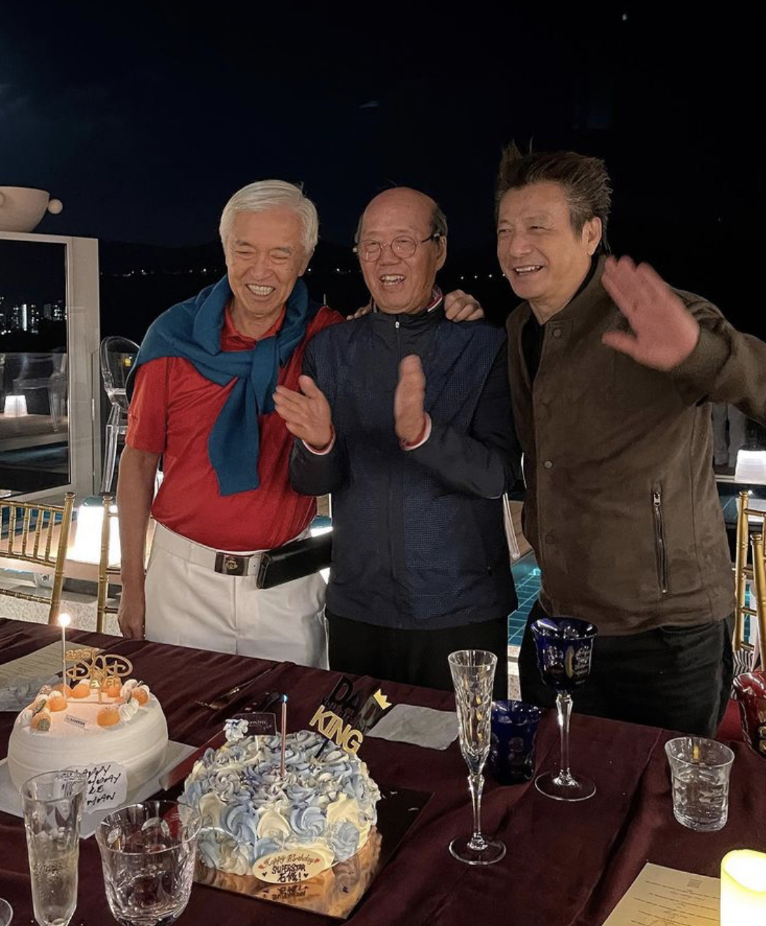 石修欢庆74岁生日 与同龄友人同框显年轻