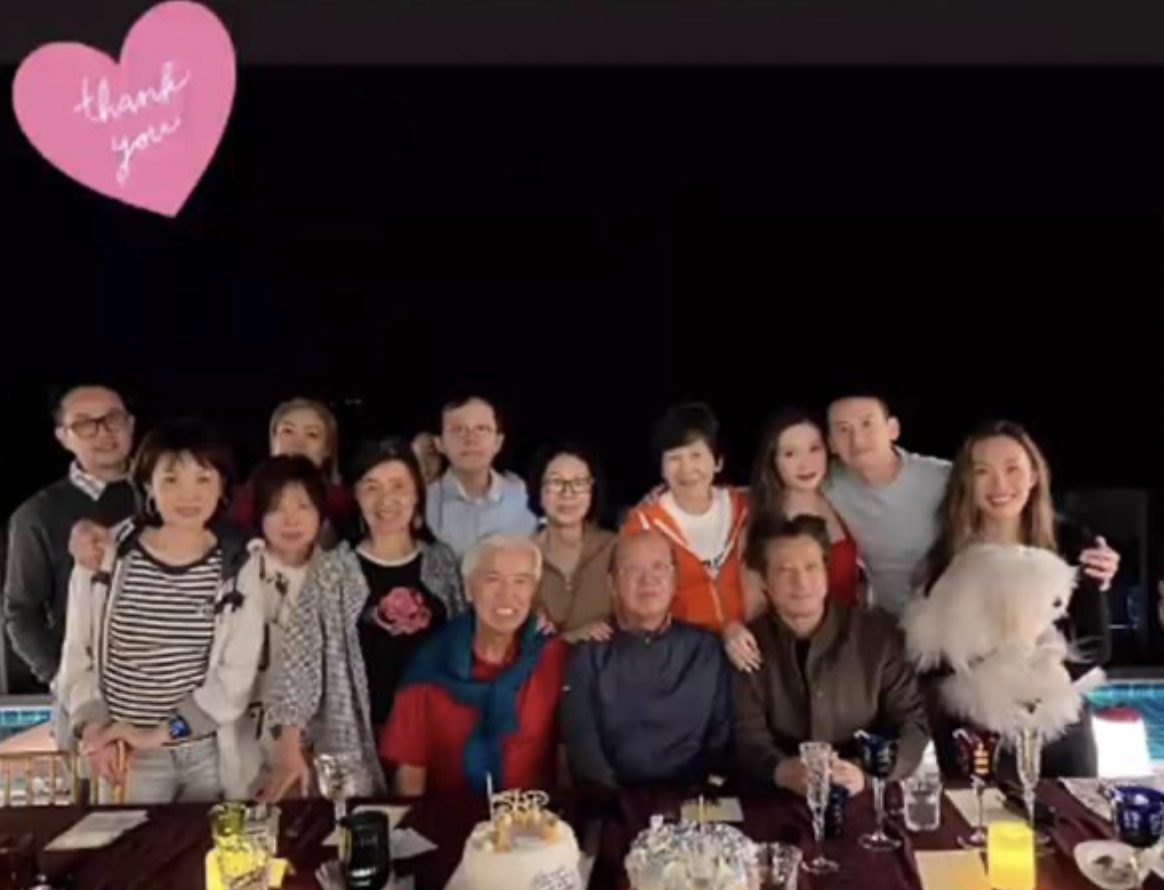 石修欢庆74岁生日 与同龄友人同框显年轻