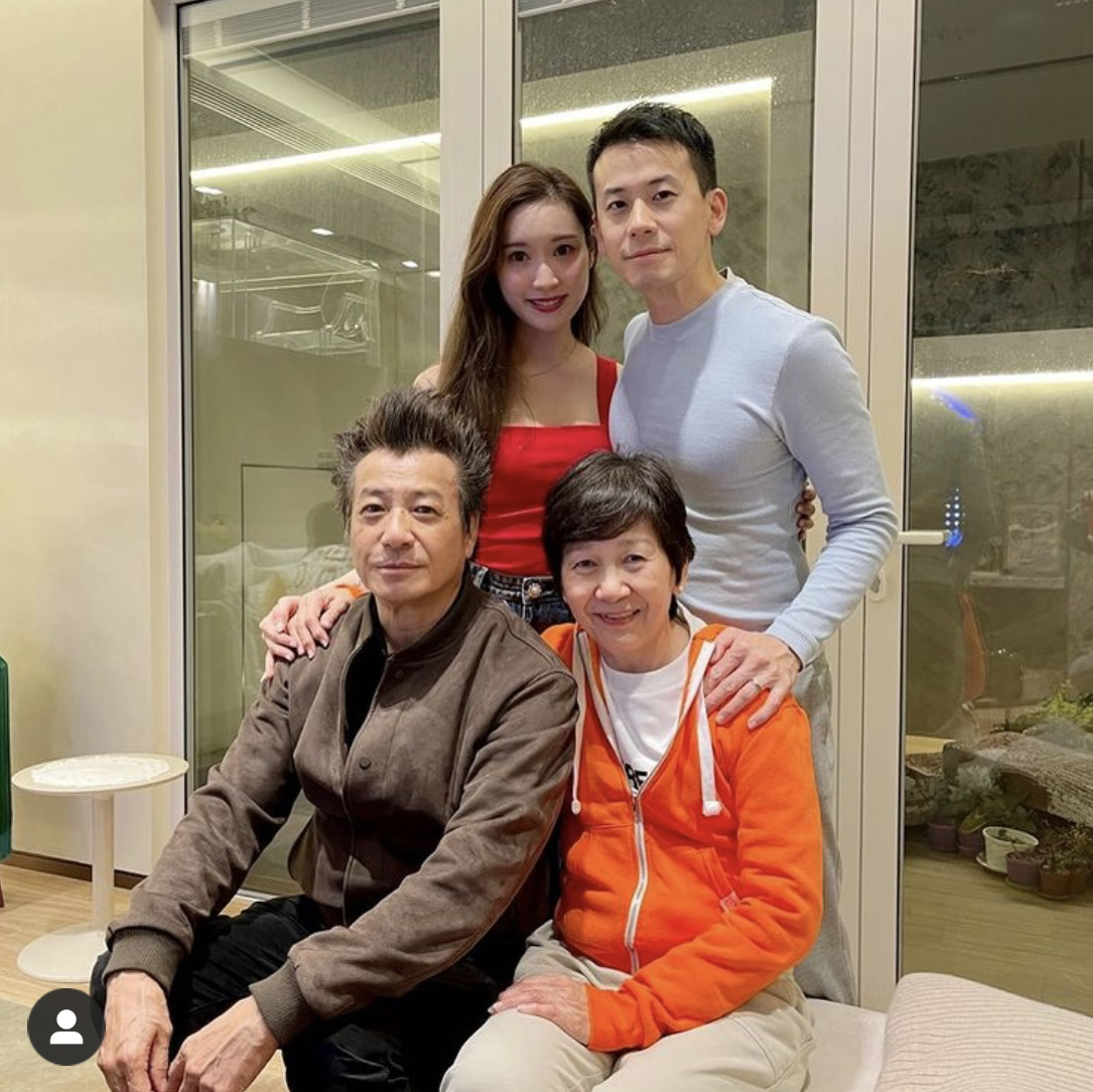 石修欢庆74岁生日 与同龄友人同框显年轻