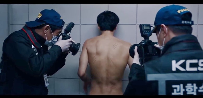 破尺度！ 金秀贤19禁床​爆肌露臀