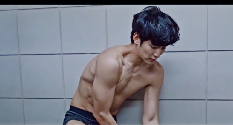 破尺度！ 金秀贤19禁床​爆肌露臀