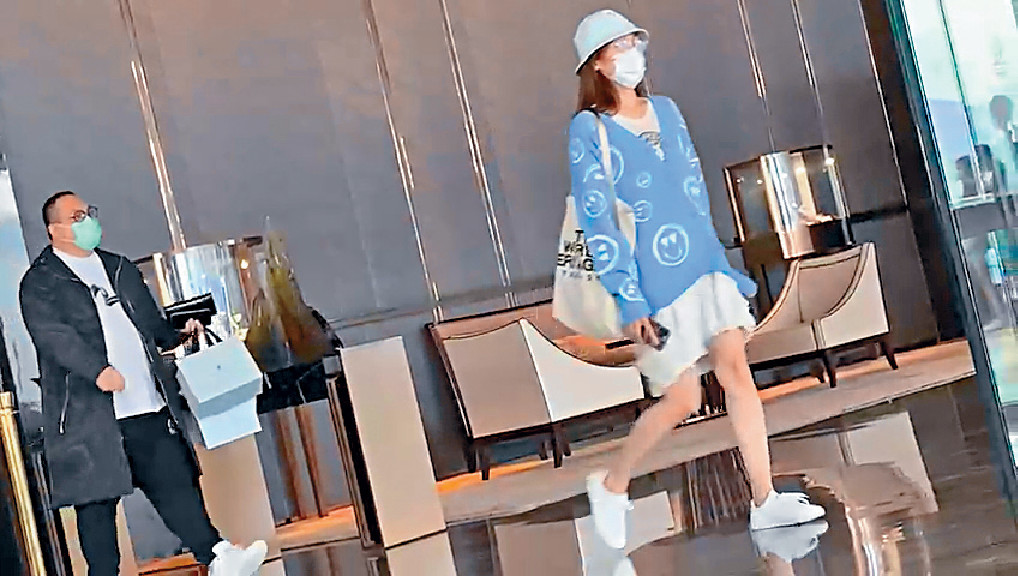 神秘富豪追求者曝光？李佳芯酒店密会“虫草大王”	