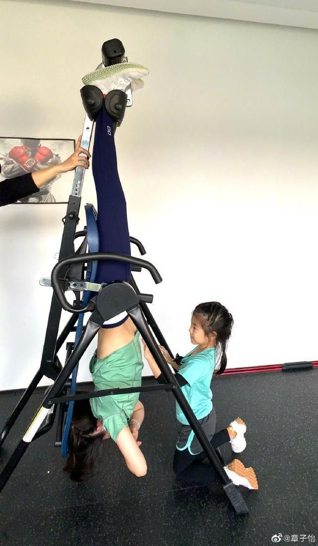章子怡训练女儿做瑜伽  醒醒劈叉有模有样