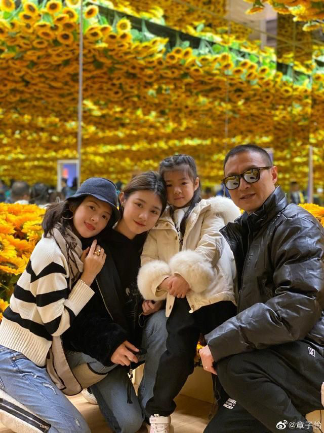 章子怡训练女儿做瑜伽  醒醒劈叉有模有样