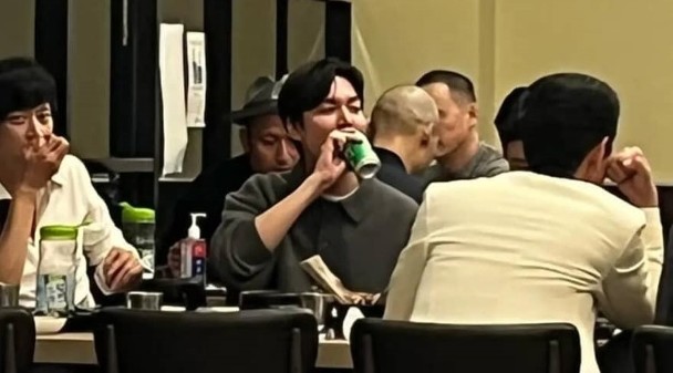 粉丝凌晨偶遇李敏镐 抬头惊见另两位男神