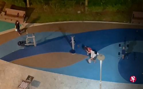 组屋楼下公然施暴　男子狠踢妻头部