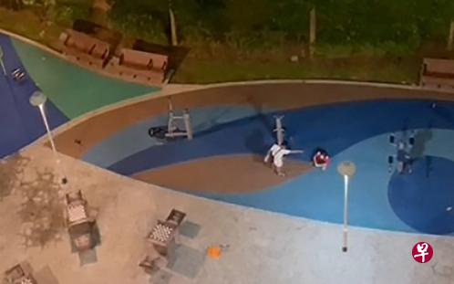 组屋楼下公然施暴　男子狠踢妻头部