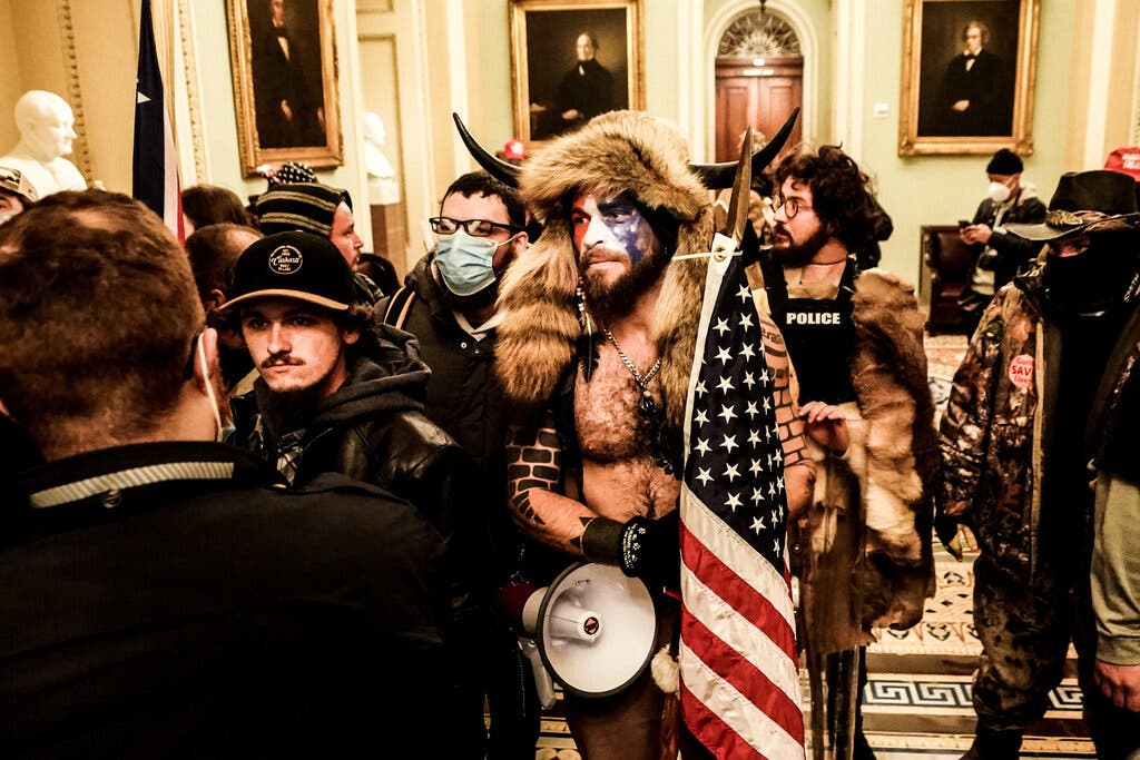 美国会山庄暴乱案 “牛角男”被判41个月徒刑