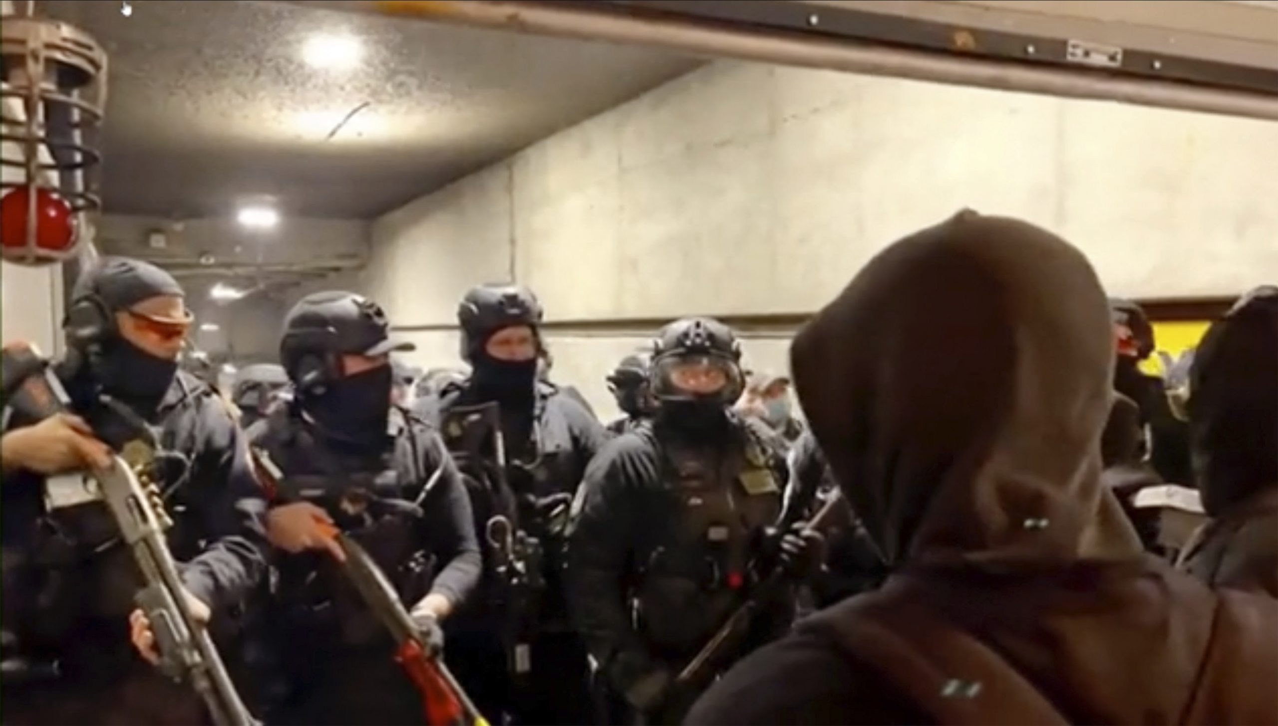 美国青年枪杀2人被判无罪多地抗议 波特兰宣布发生骚乱 