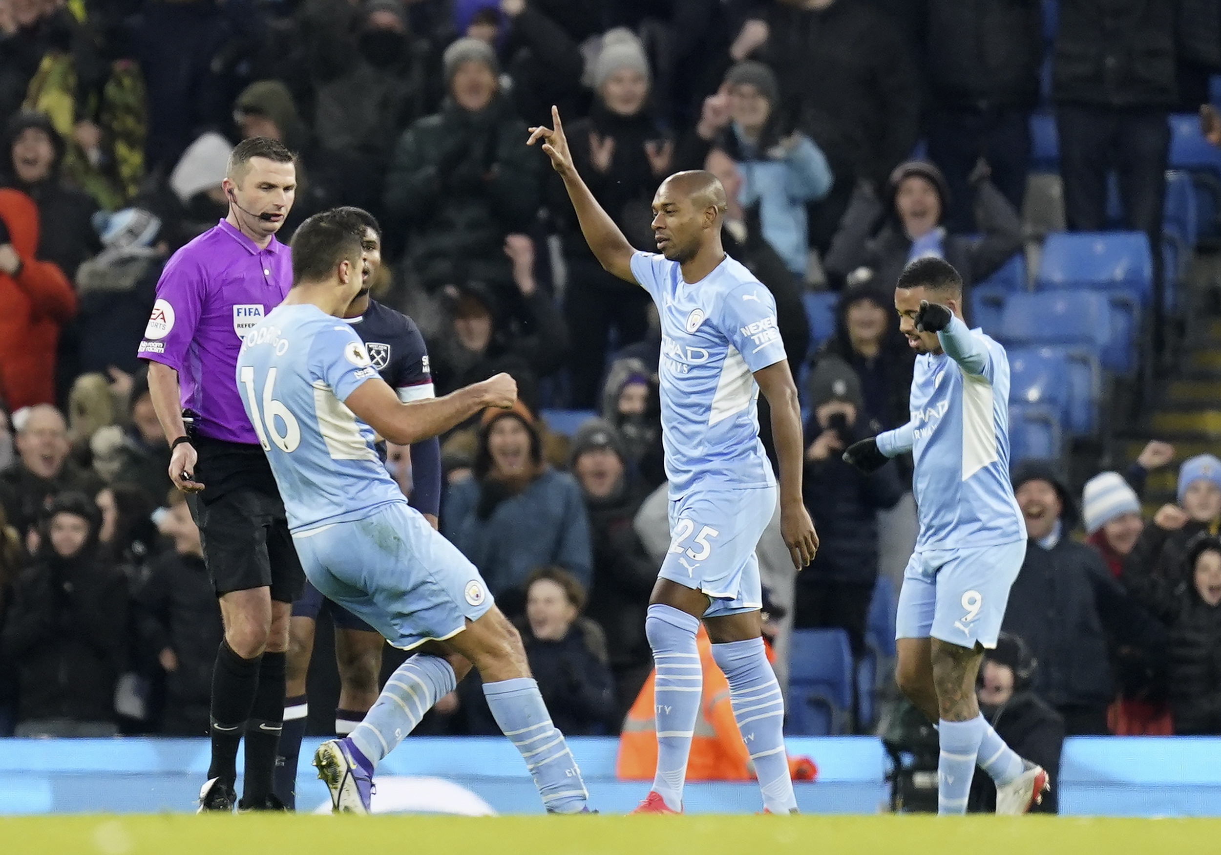 群魔无首仍没辙  蓝狮领跑优势剩1分