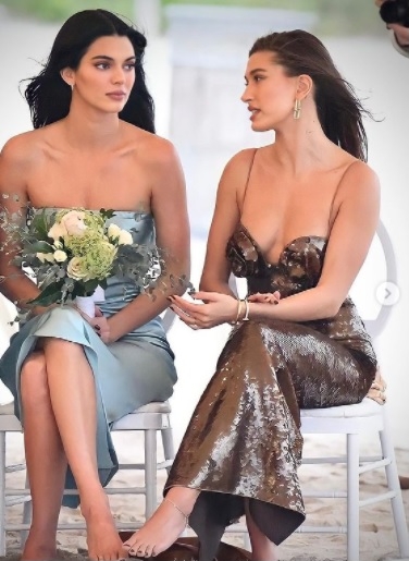 肯黛尔娘当伴仅遮两点 网轰不尊重新娘